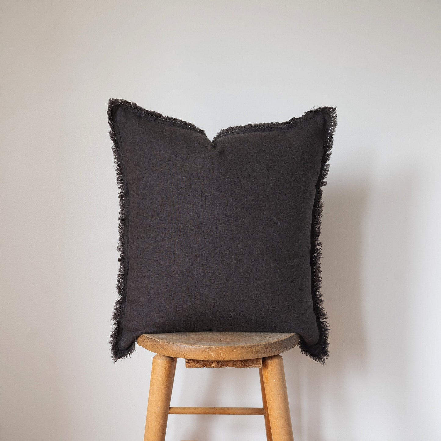 PILLOW, SQUARE FRINGED / LINEN (CHARCOAL)