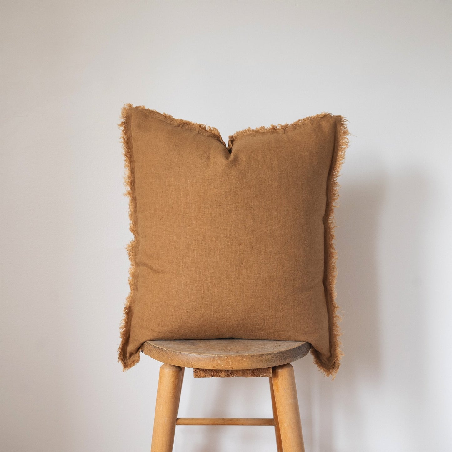 PILLOW, SQUARE FRINGED / LINEN (CAMEL)